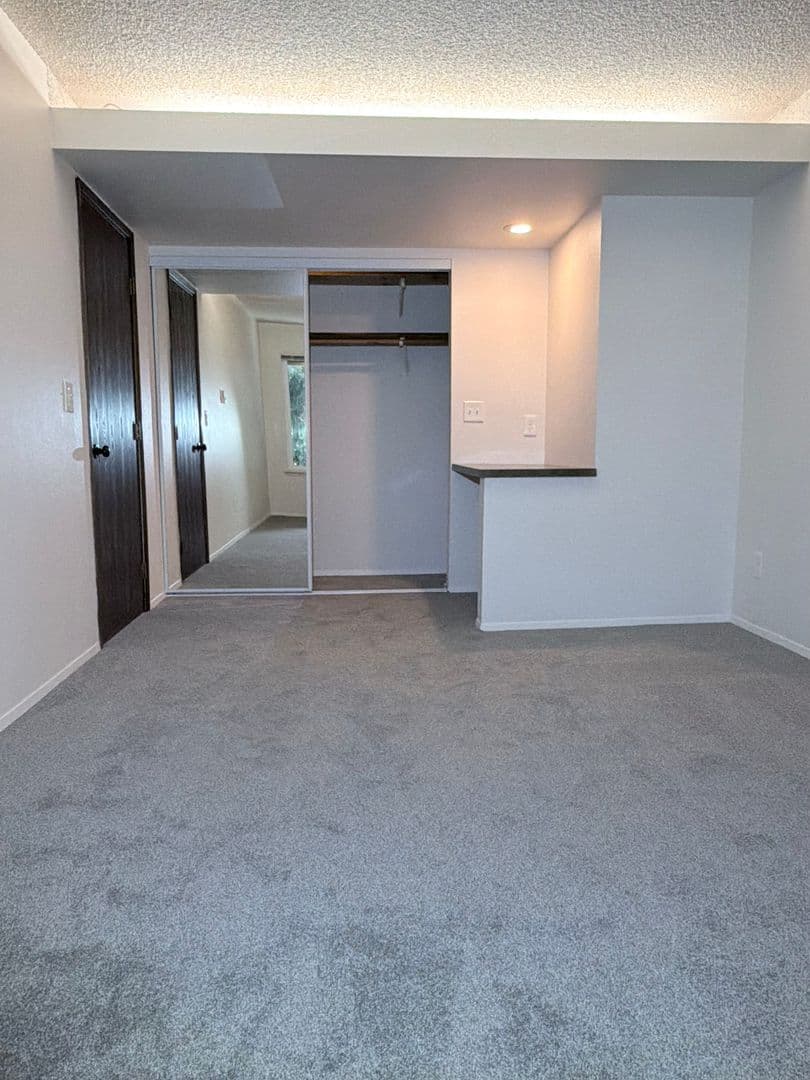 Tacoma Apartment: 1912 North Oakes