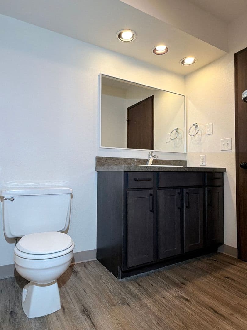 Tacoma Apartment: 1912 North Oakes