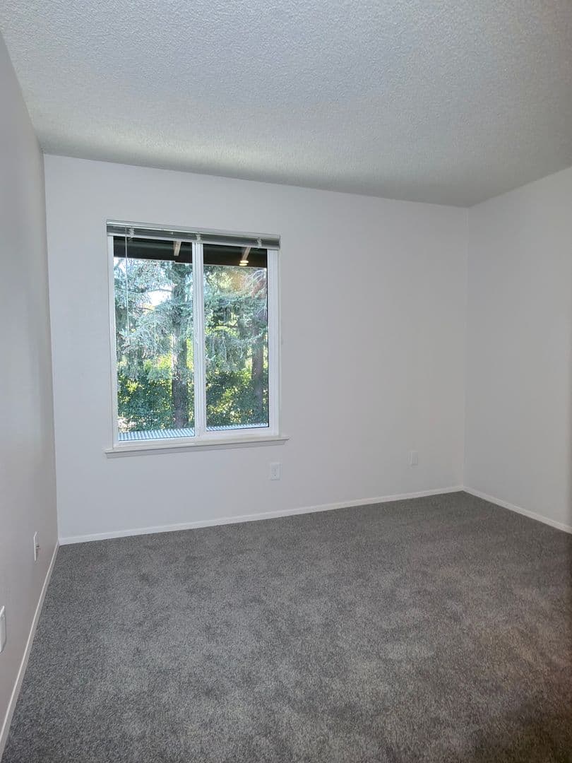Tacoma Apartment: 1912 North Oakes