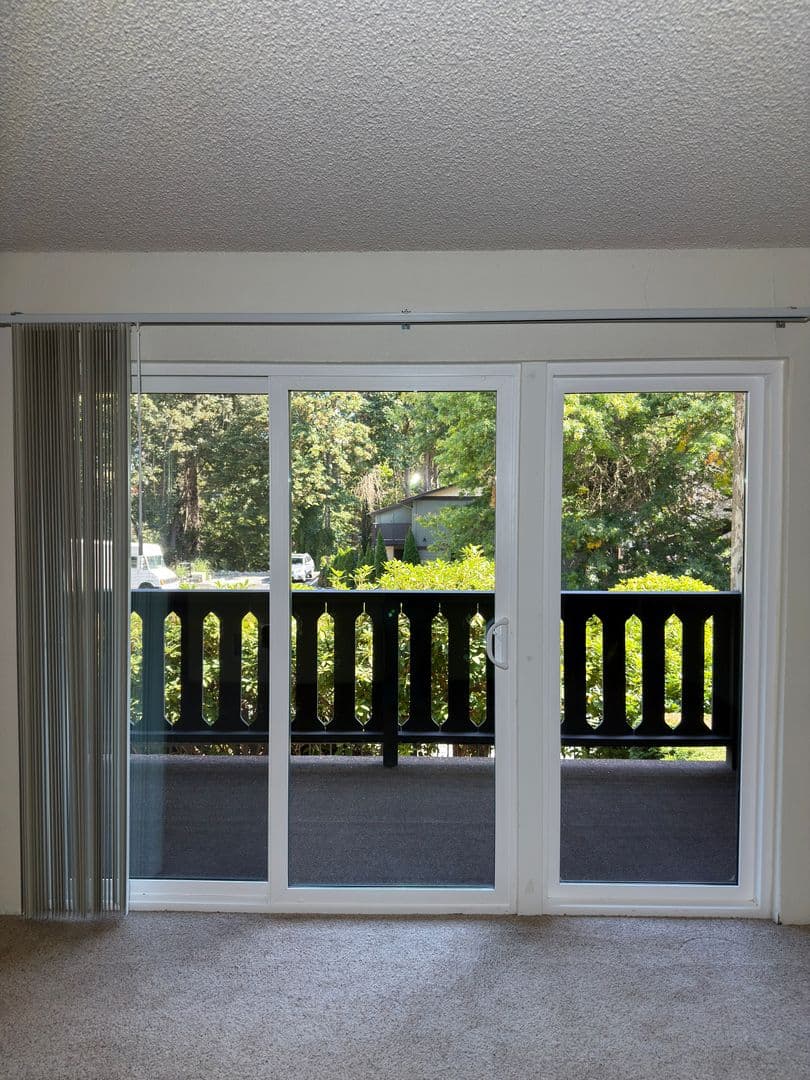Tacoma Apartment: 1912 North Oakes