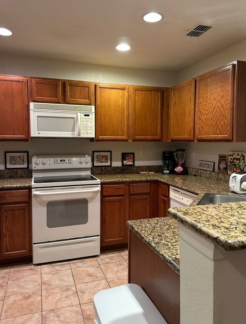 BUNNELL Condo: 4600 E Moody Blvd 3J
