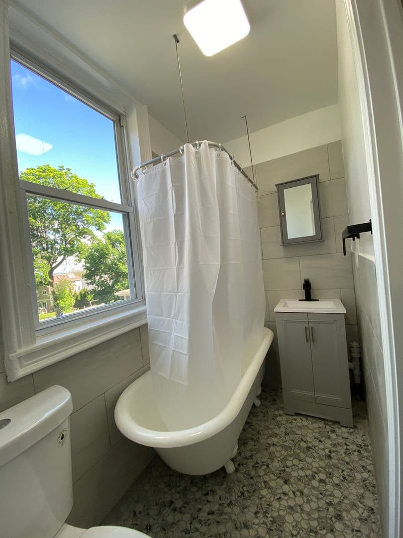 New Haven Apartment: 882 Quinnipiac Ave