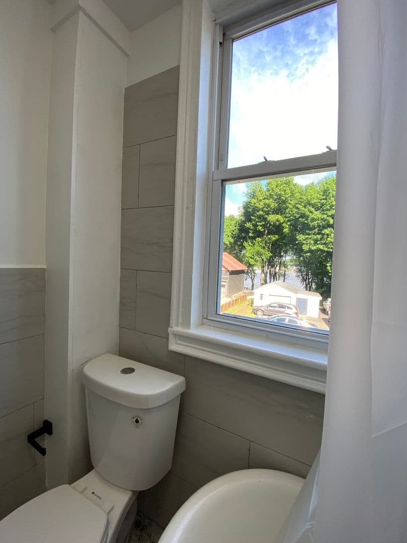 New Haven Apartment: 882 Quinnipiac Ave