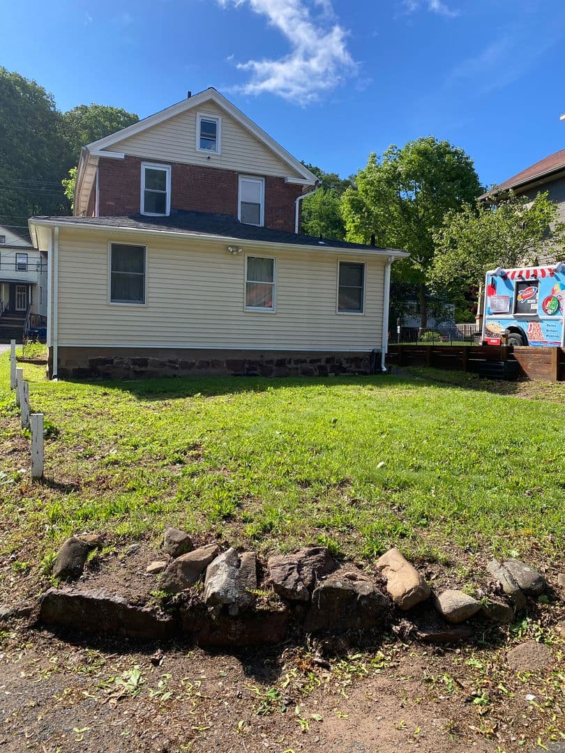 New Haven Apartment: 882 Quinnipiac Ave