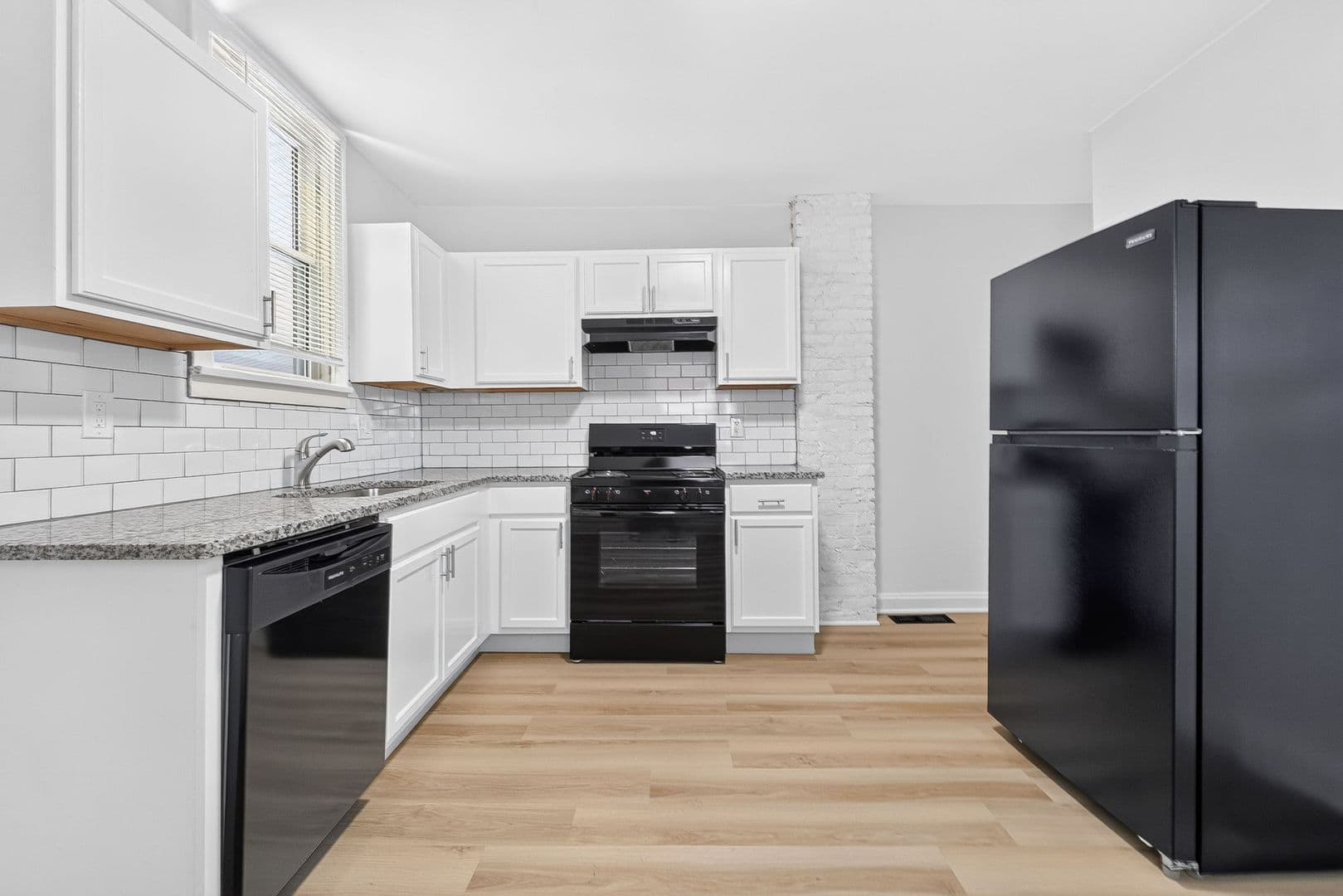 Columbus Apartment: 2823-2825 Sullivant Ave