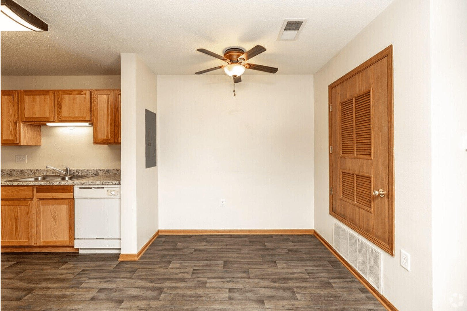 Waterloo Apartment: 3855 Pineview Place