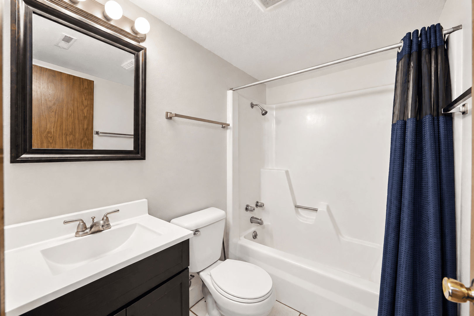 Waterloo Apartment: 1106-1110 Kent Circle