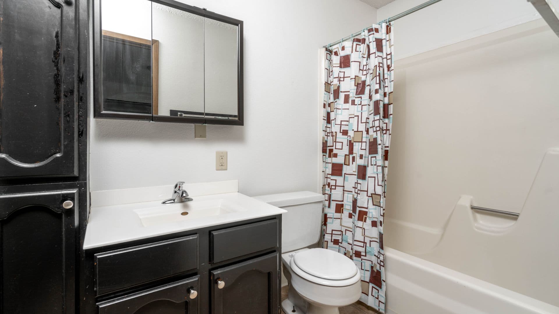 Waterloo Apartment: 1106-1110 Kent Circle