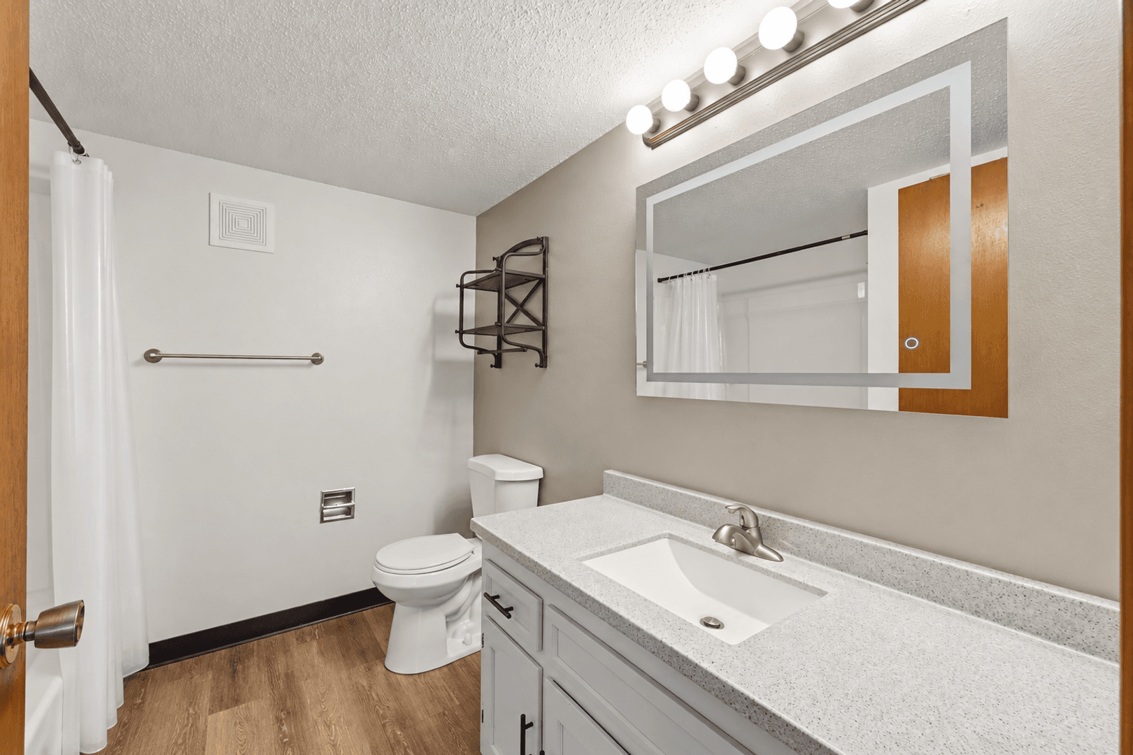 Waterloo Apartment: 425 Colby Rd