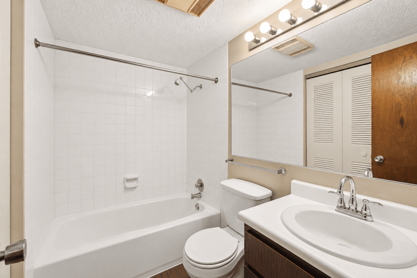 Waterloo Apartment: 1040-1138 Patrick Court