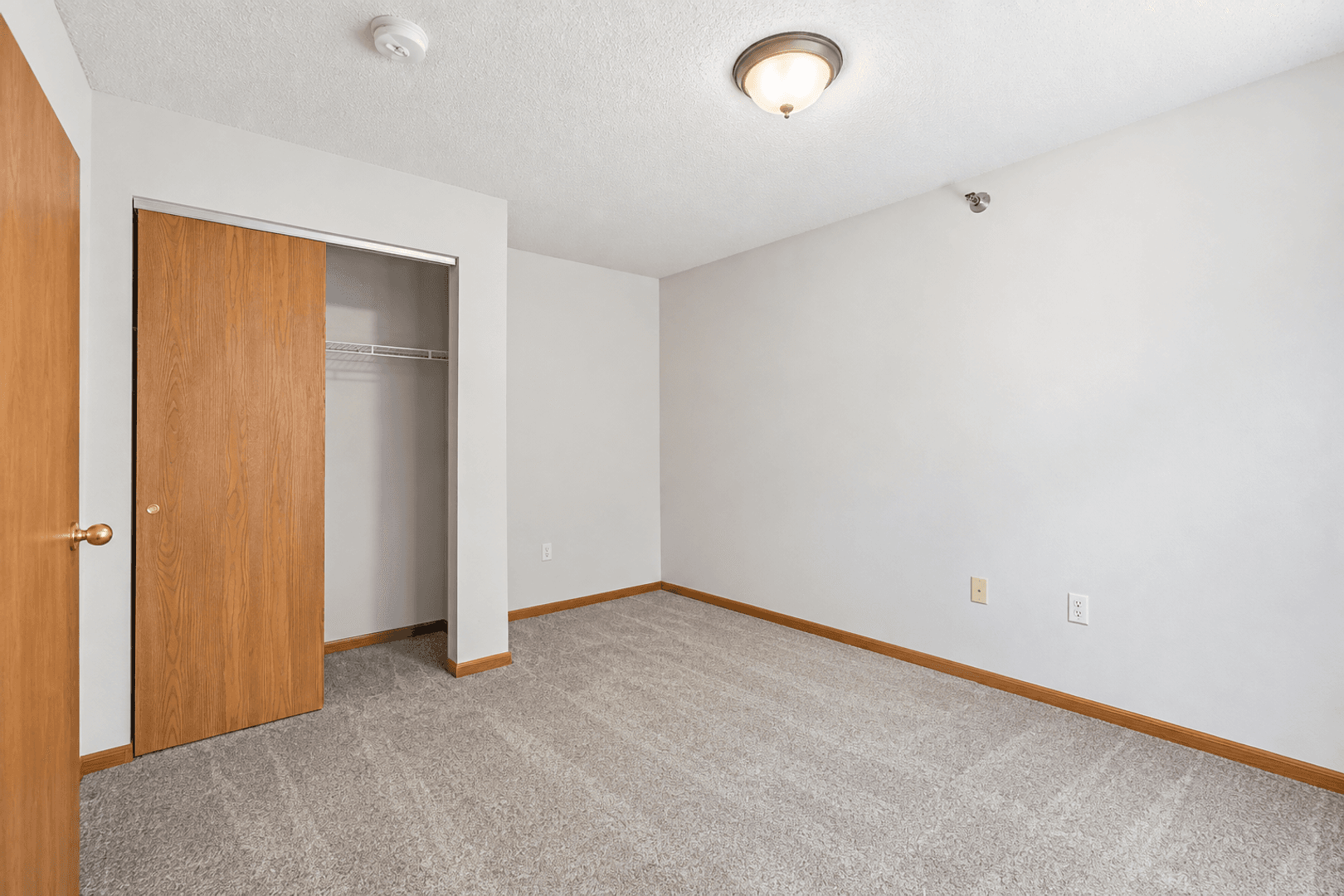 Waterloo Apartment: 3855 Pineview Place