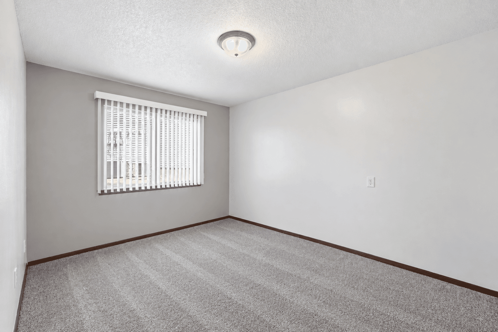 Waterloo Apartment: 1106-1110 Kent Circle