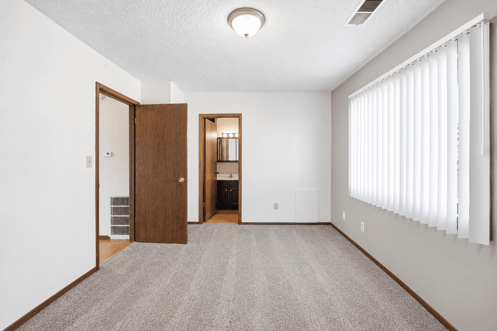 Waterloo Apartment: 1106-1110 Kent Circle