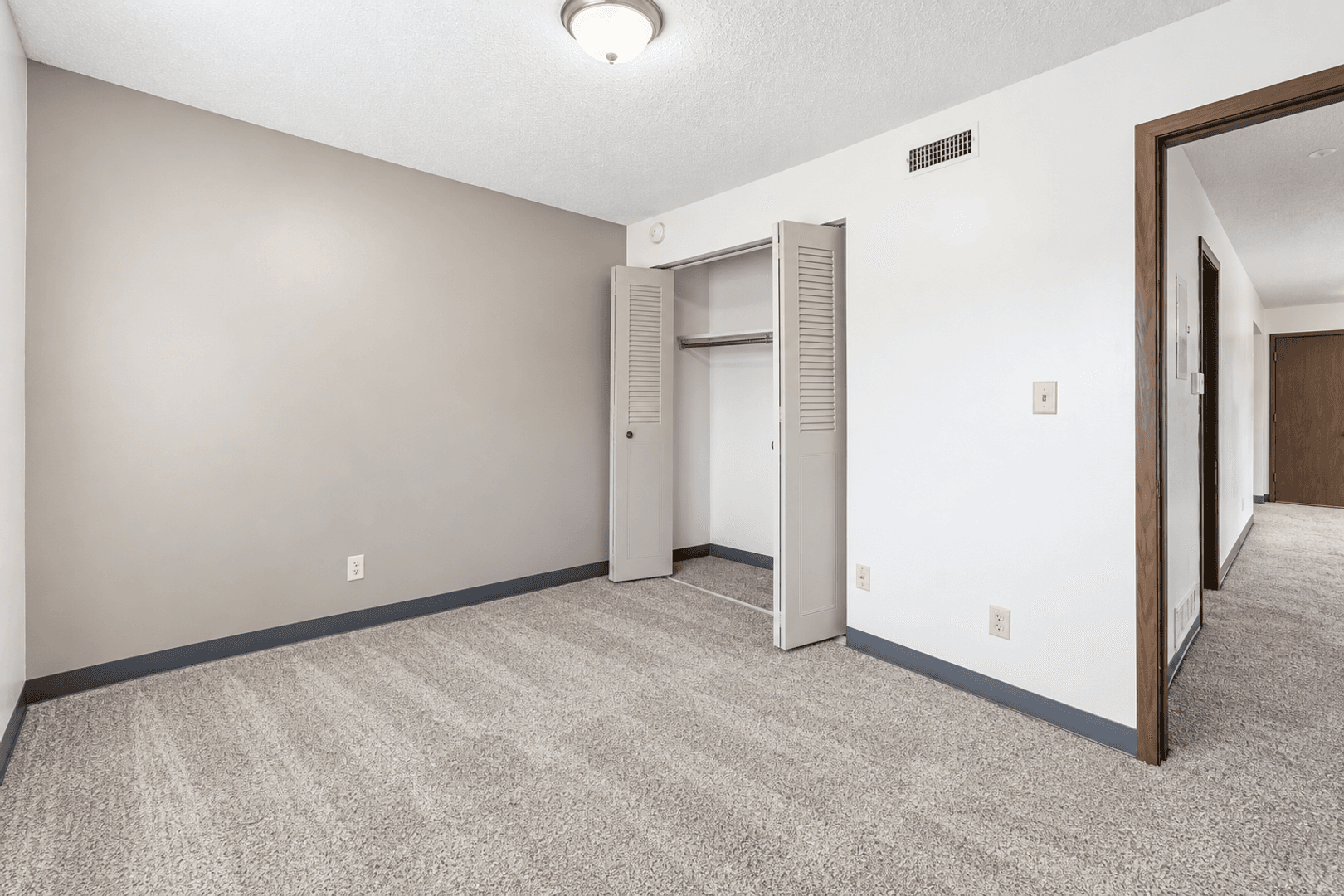 Cedar Falls Apartment: 2206 Thunder Ridge Blvd