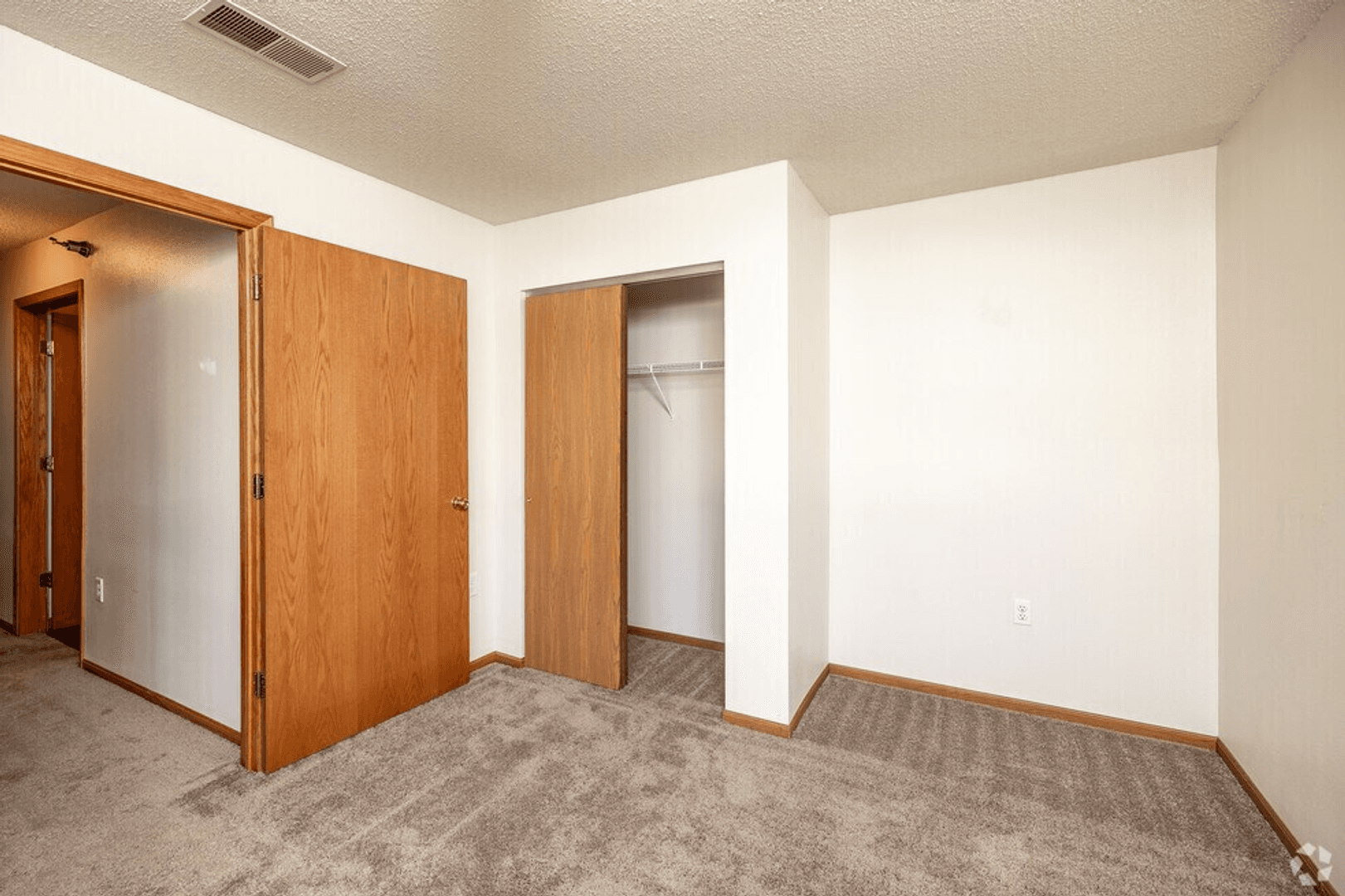 Waterloo Apartment: 3855 Pineview Place