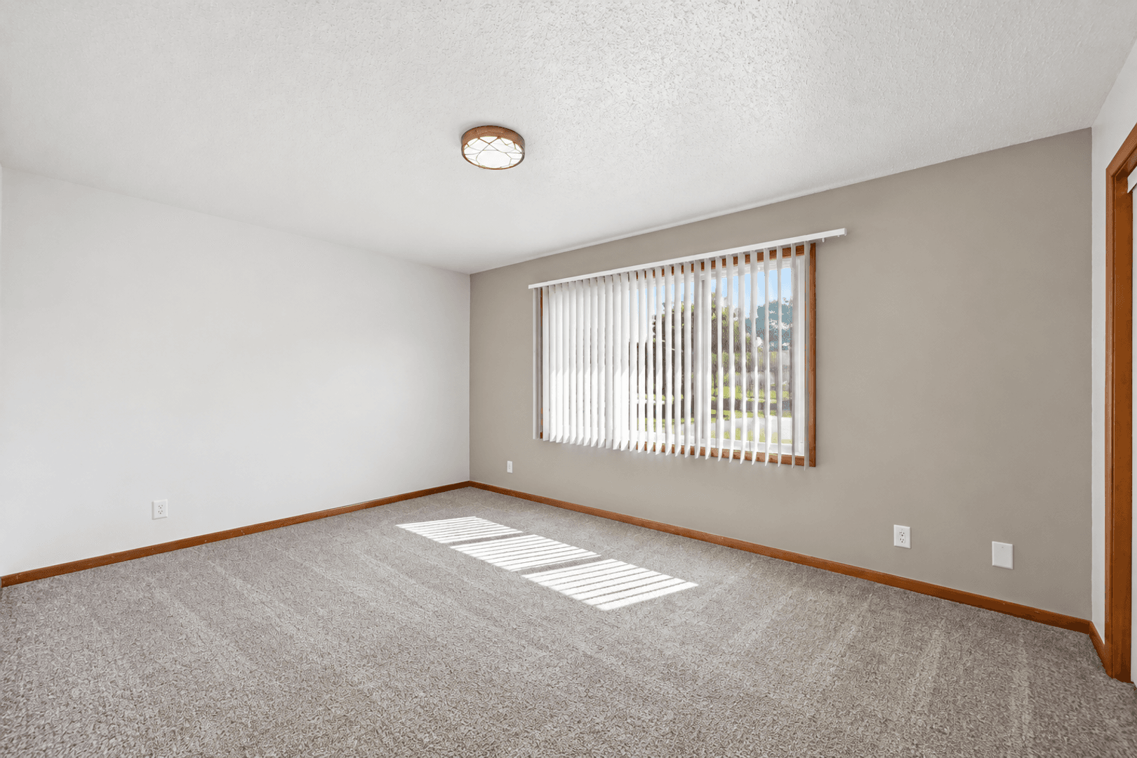 Waterloo Apartment: 425 Colby Rd
