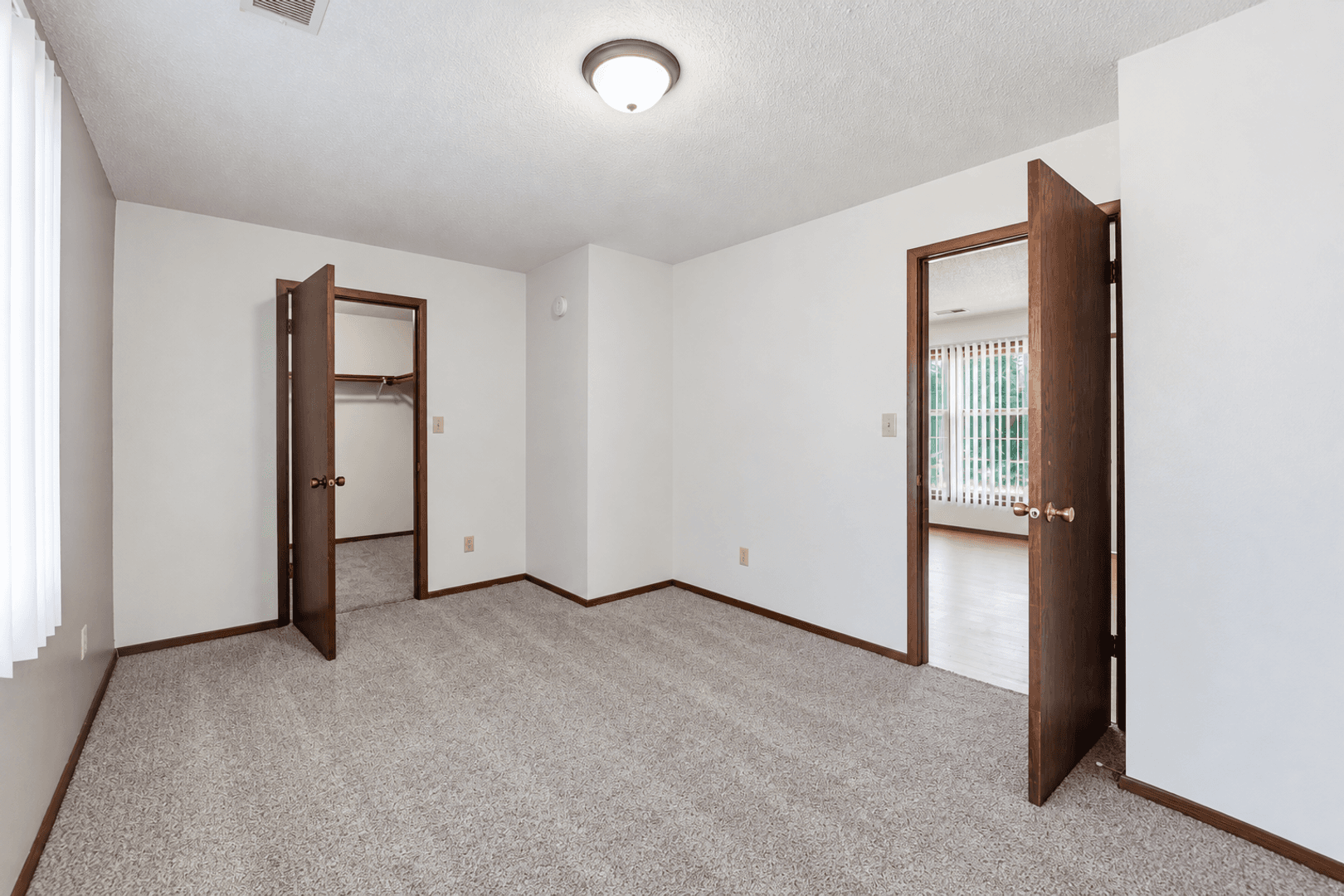 Waterloo Apartment: 1106-1110 Kent Circle