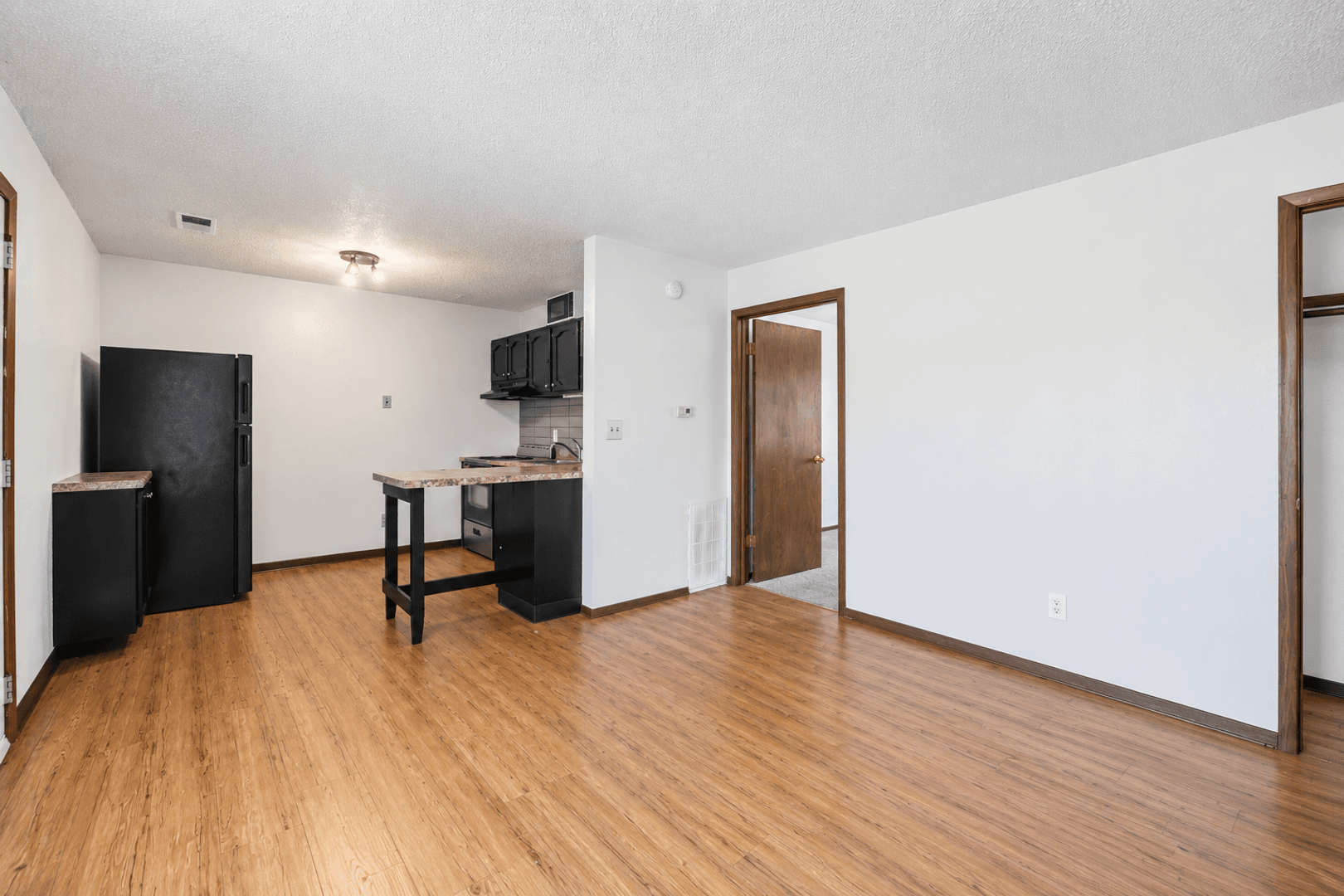 Waterloo Apartment: 1106-1110 Kent Circle