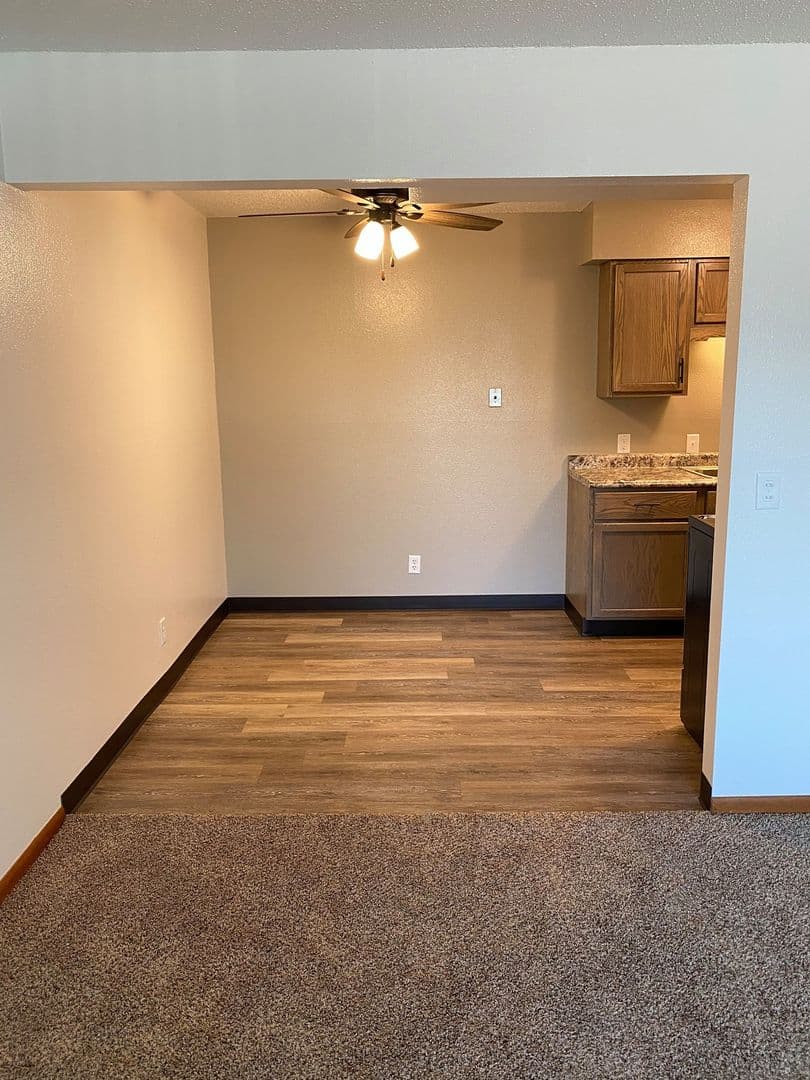 Waterloo Apartment: 425 Colby Rd