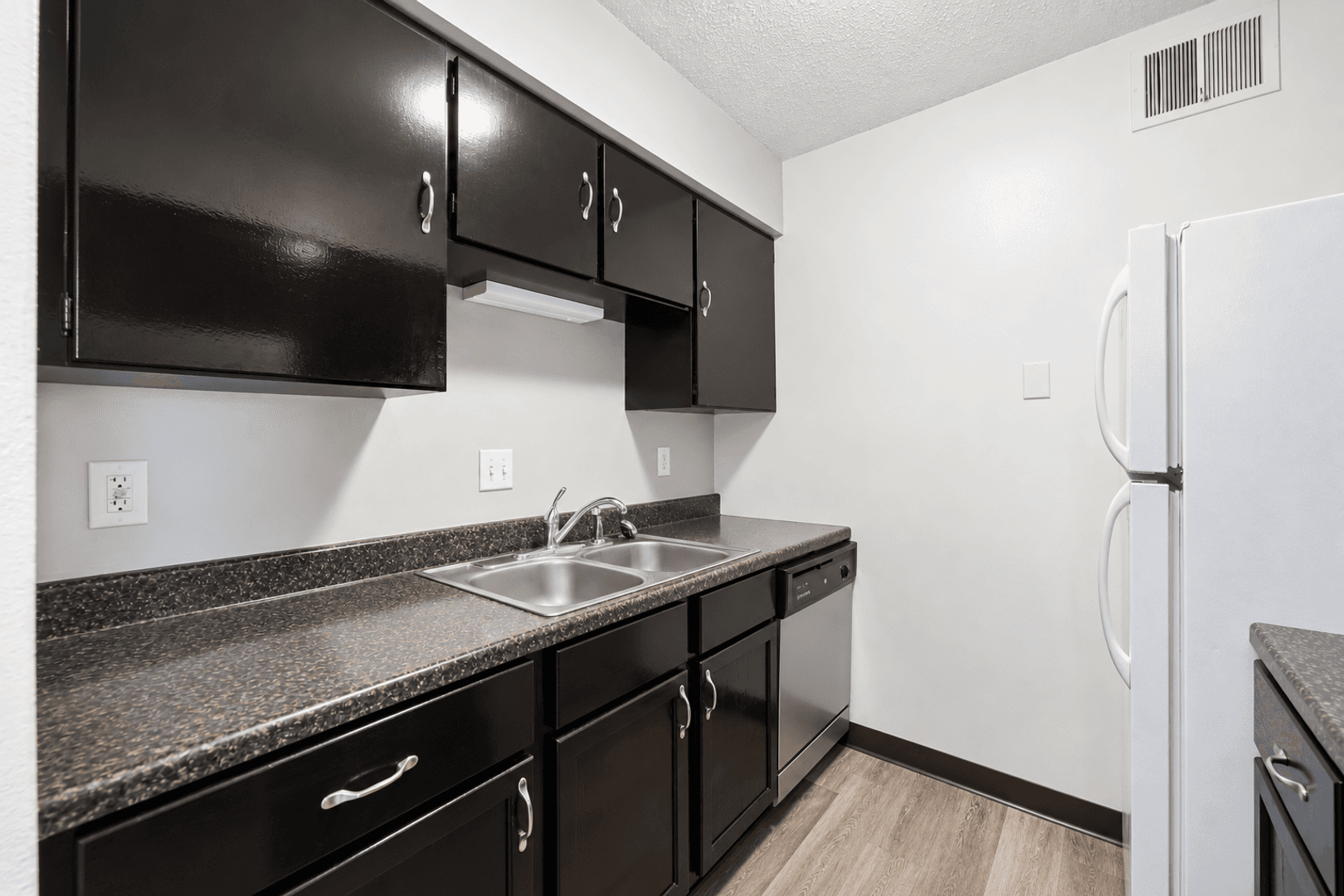 Waterloo Apartment: 3805-3807 West 4th Street