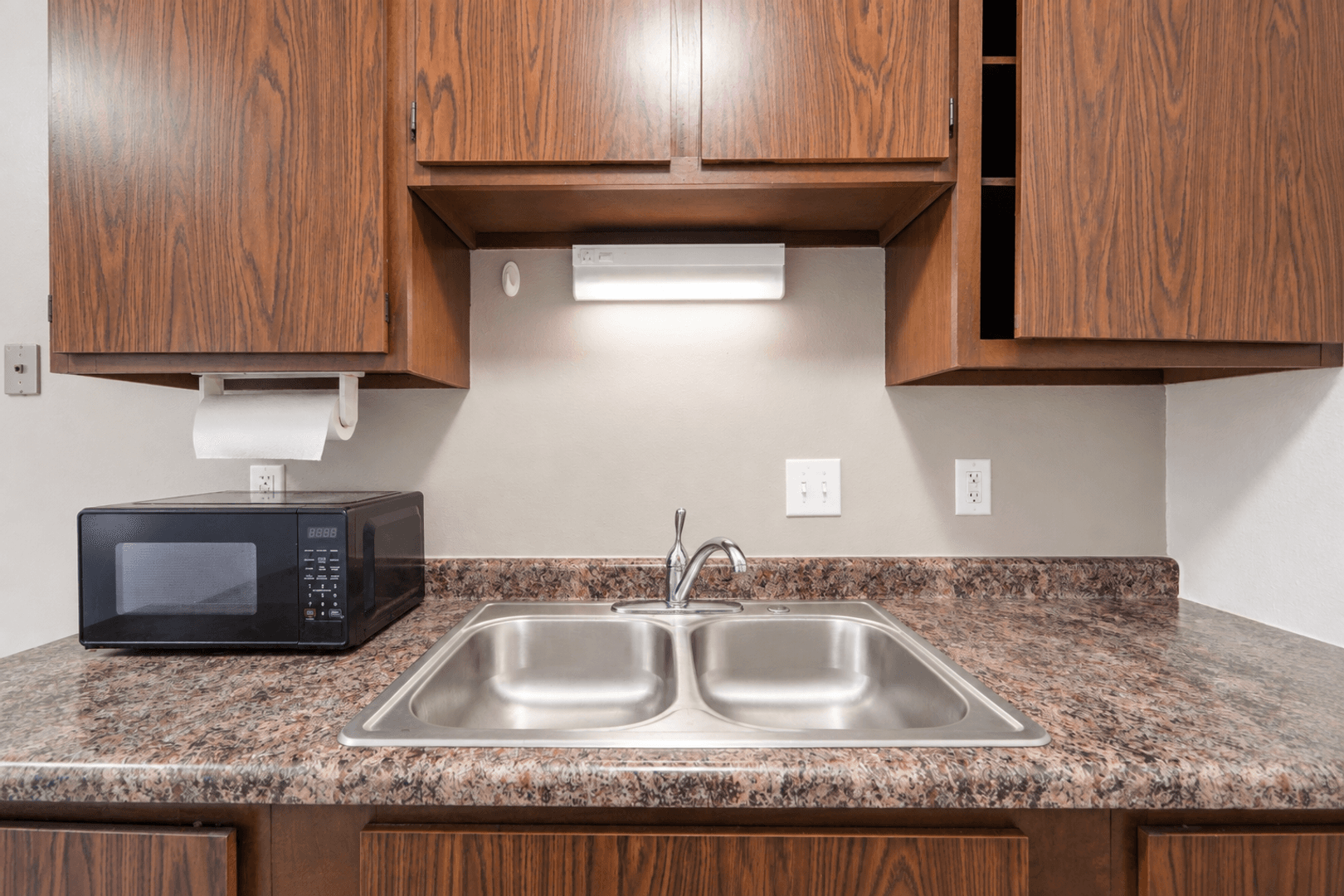 Waterloo Apartment: 1106-1110 Kent Circle