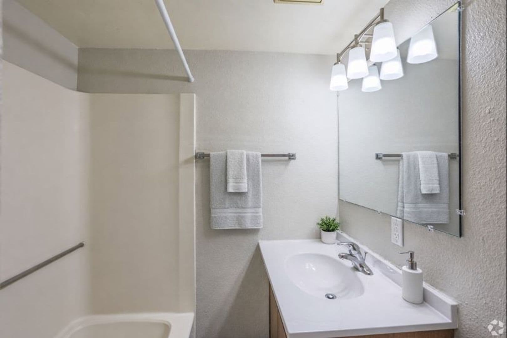 Cedar Falls Apartment: 2112 Merner Ave