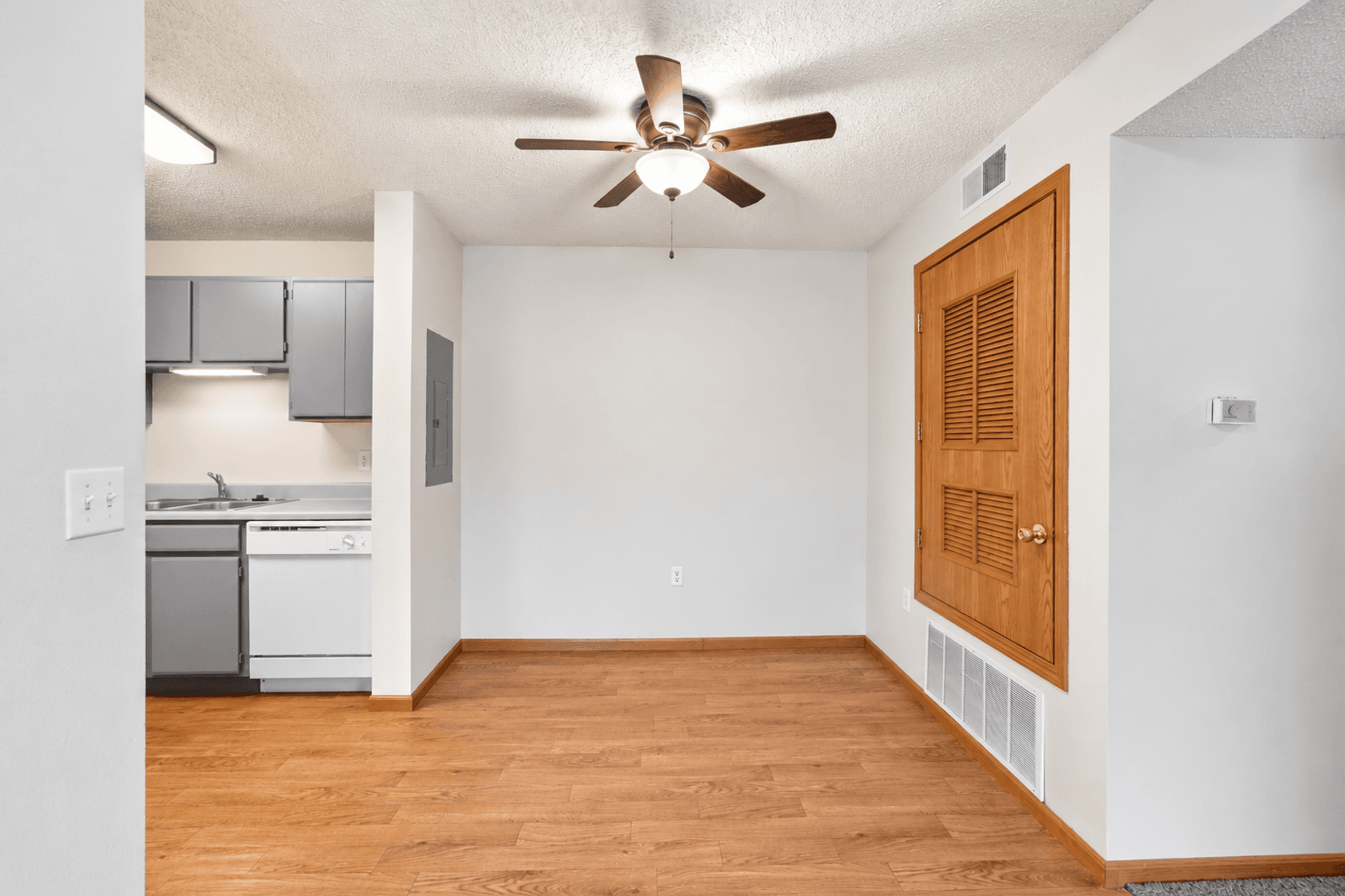Waterloo Apartment: 3855 Pineview Place