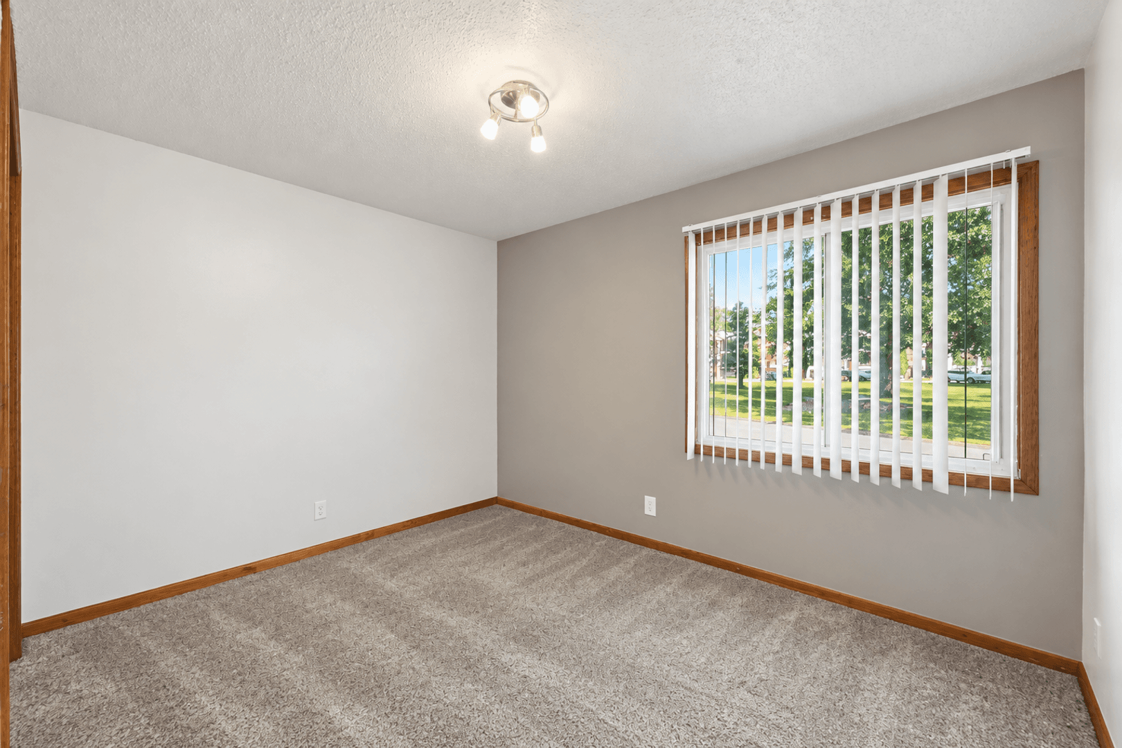 Waterloo Apartment: 425 Colby Rd