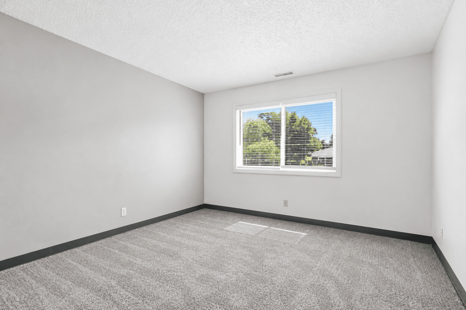 Cedar Falls Apartment: 2206 Thunder Ridge Blvd