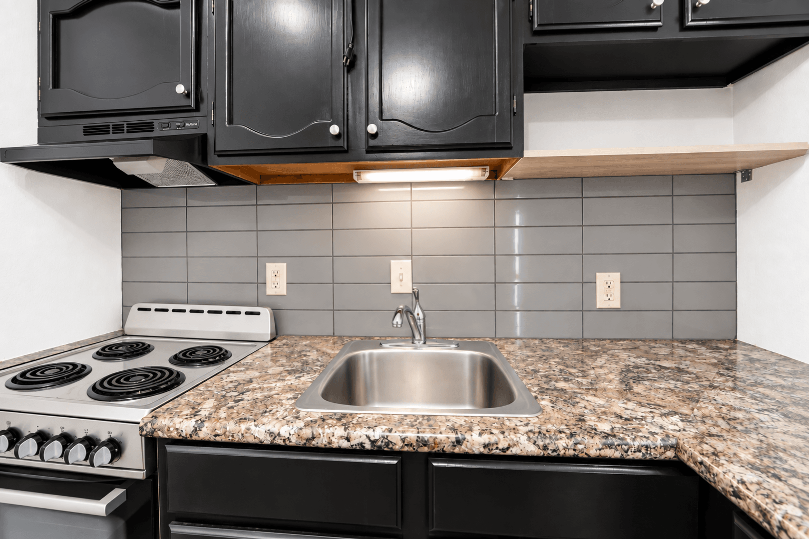 Waterloo Apartment: 1106-1110 Kent Circle