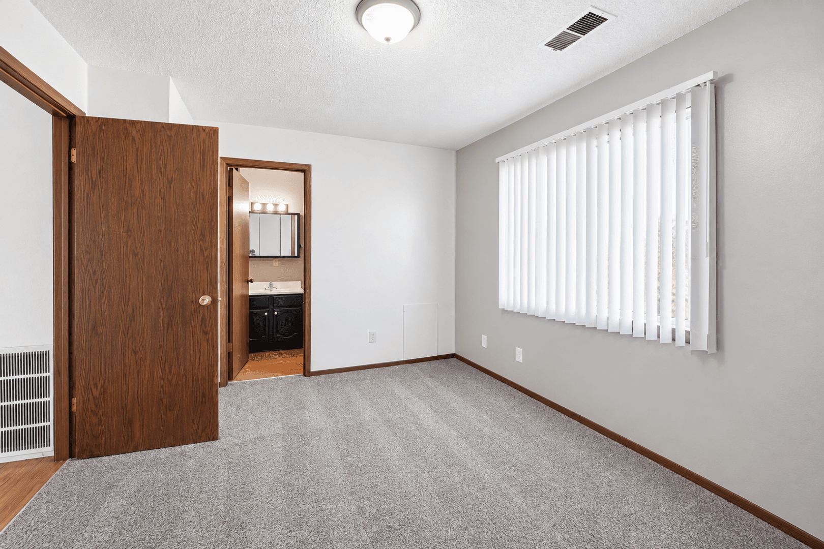 Waterloo Apartment: 1106-1110 Kent Circle