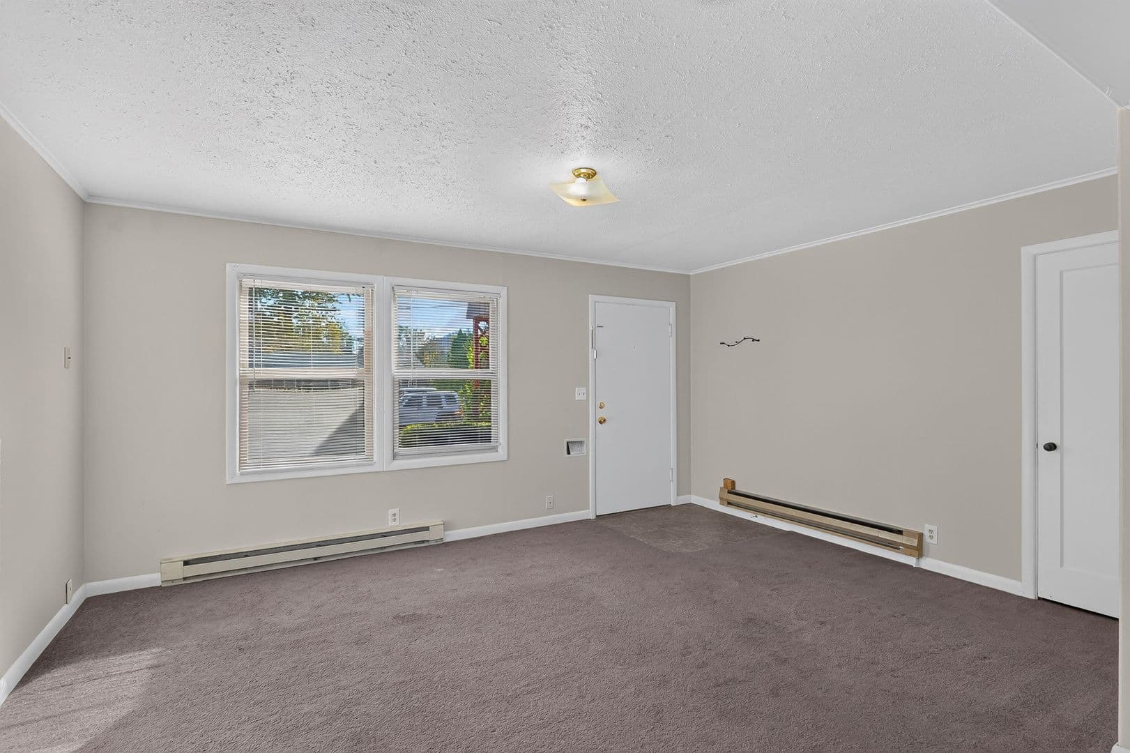 Gresham Condo: 653 NE 4th St