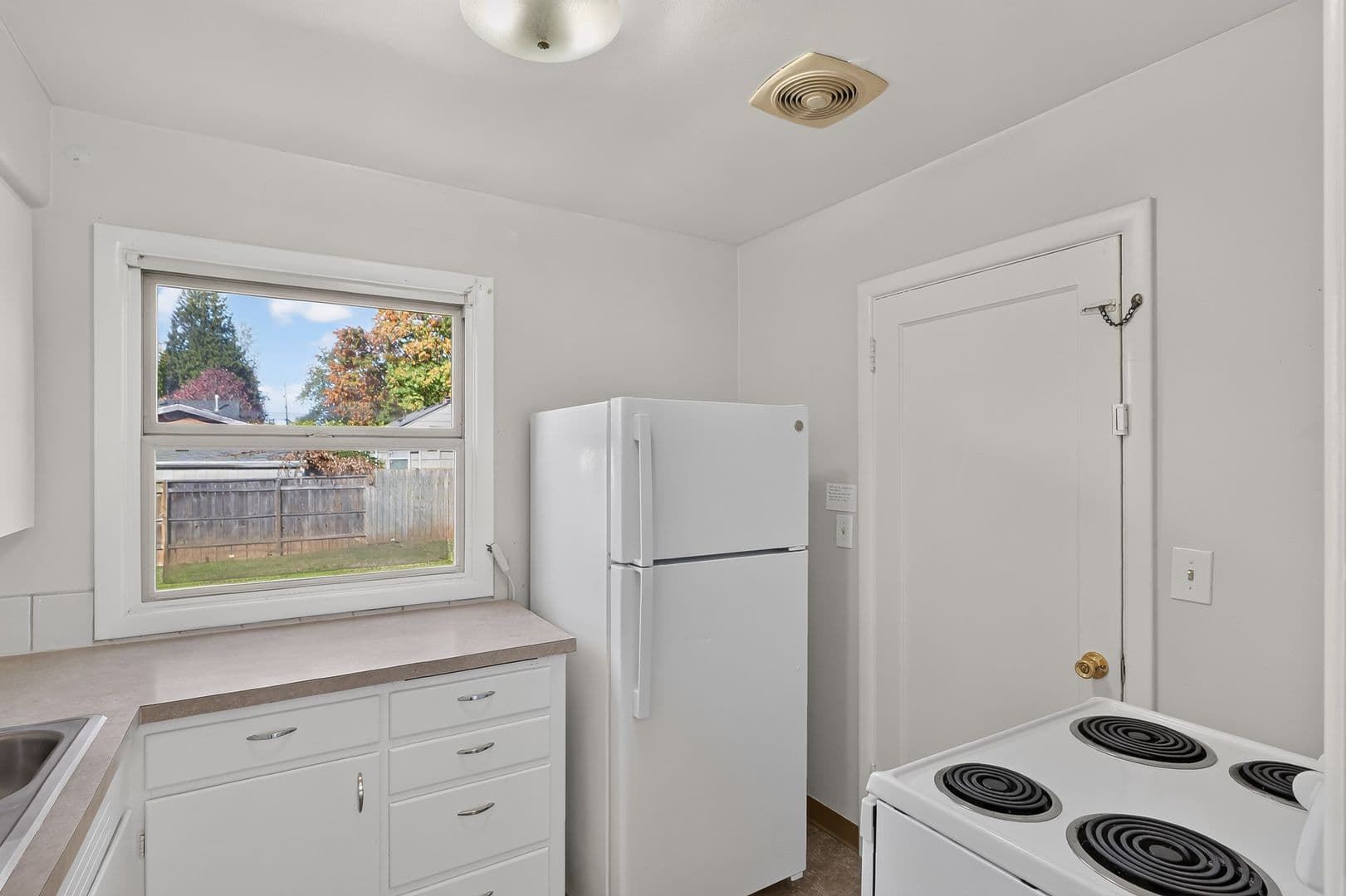 Gresham Condo: 653 NE 4th St