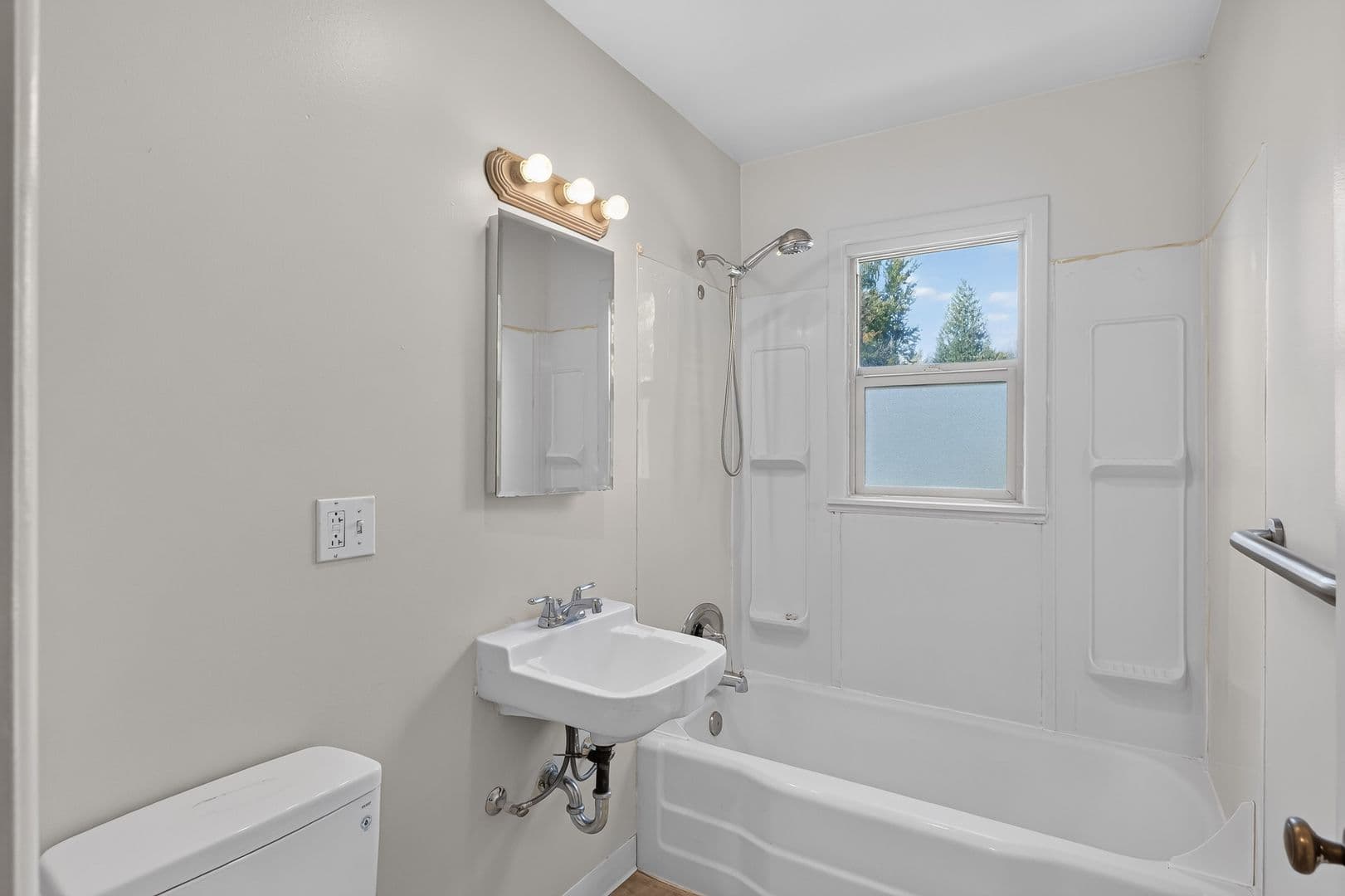 Gresham Condo: 655 NE 4th St