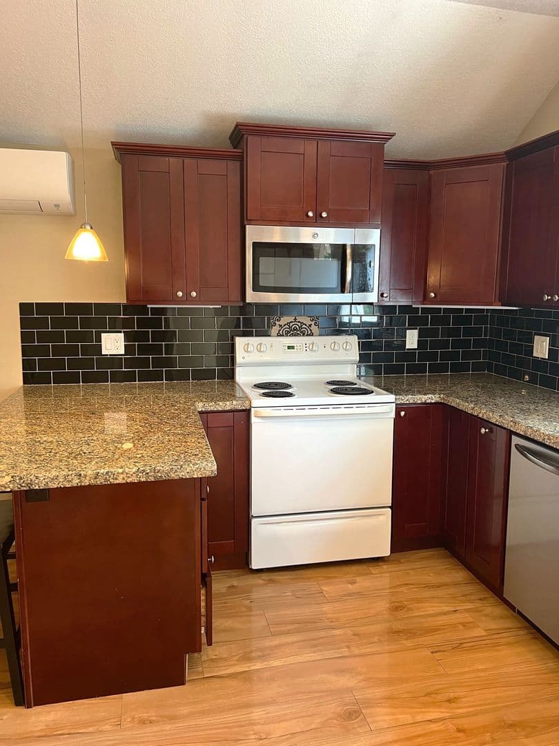Milwaukie House: 18605 SE Wilmot St