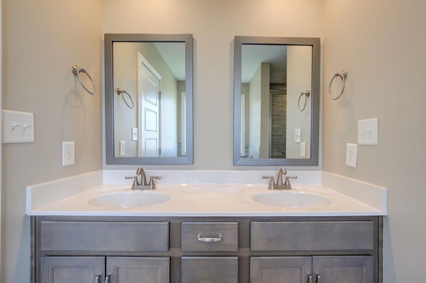 Clarksville House: 1121 Cardinal Creek Drive