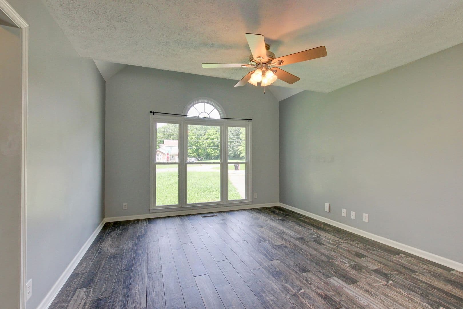 Clarksville House: 180 Kings Deer Drive