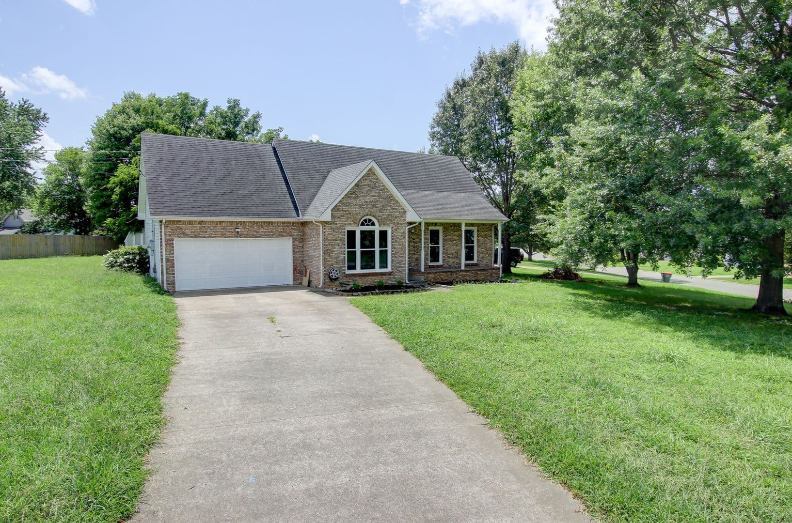 Clarksville House: 180 Kings Deer Drive