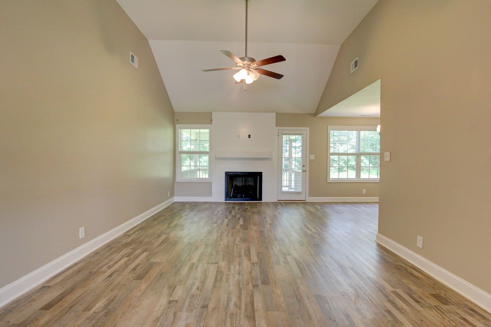 Clarksville House: 1121 Cardinal Creek Drive
