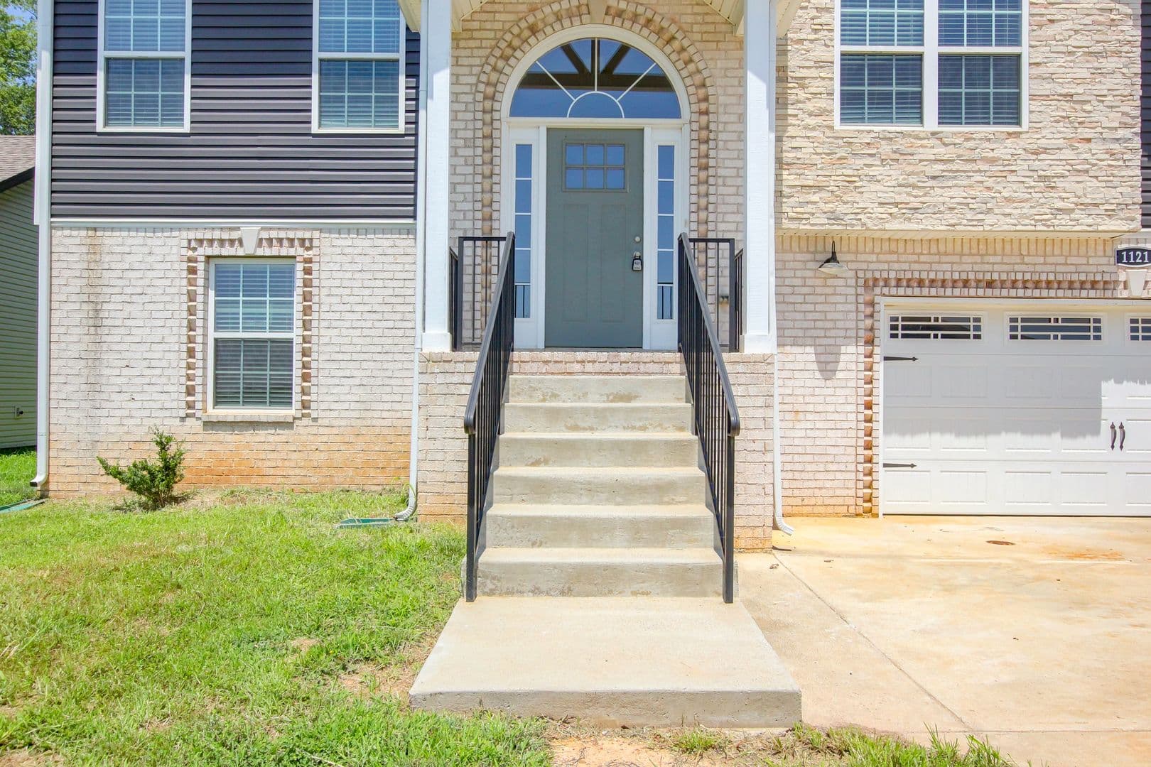 Clarksville House: 1121 Cardinal Creek Drive