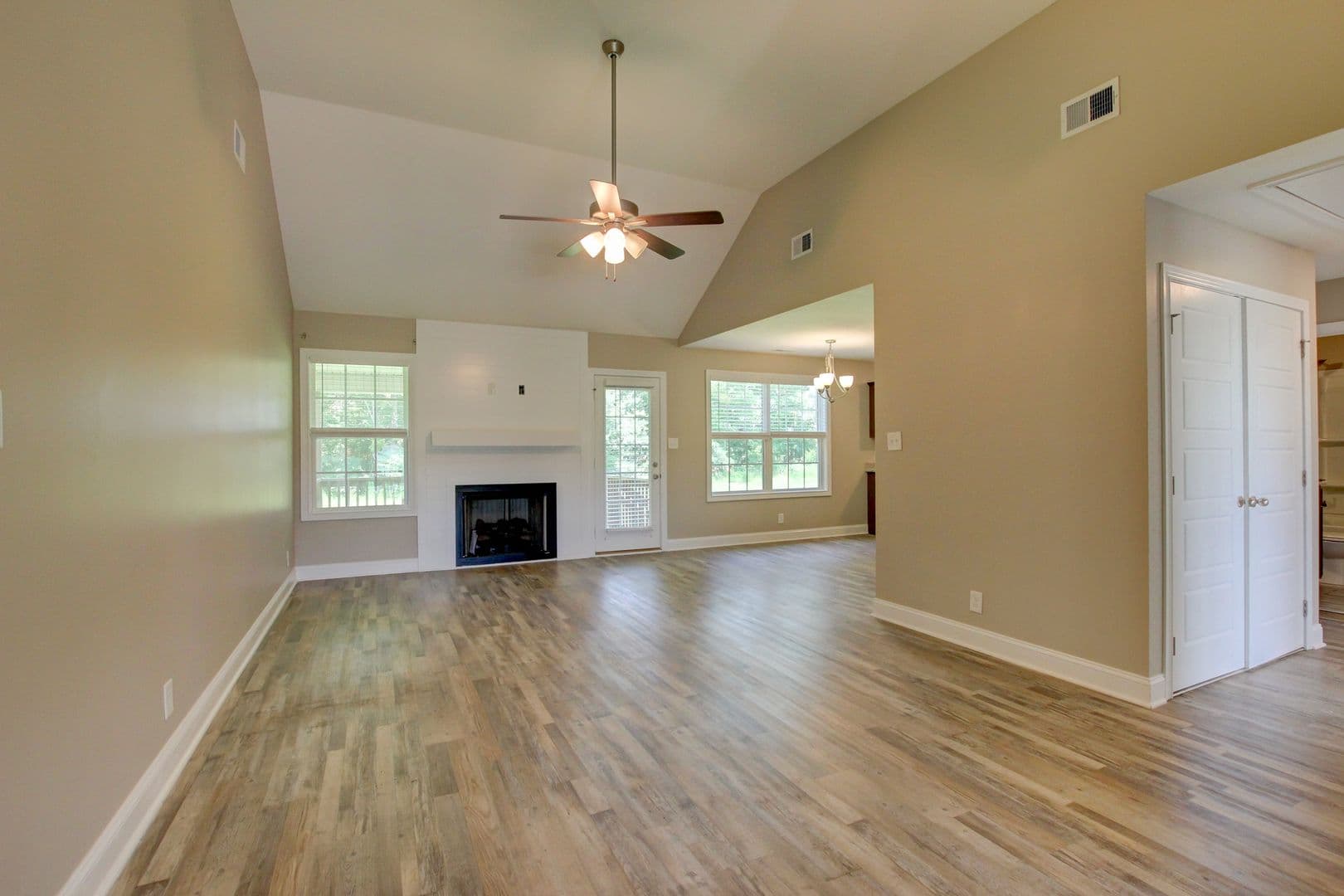 Clarksville House: 1121 Cardinal Creek Drive