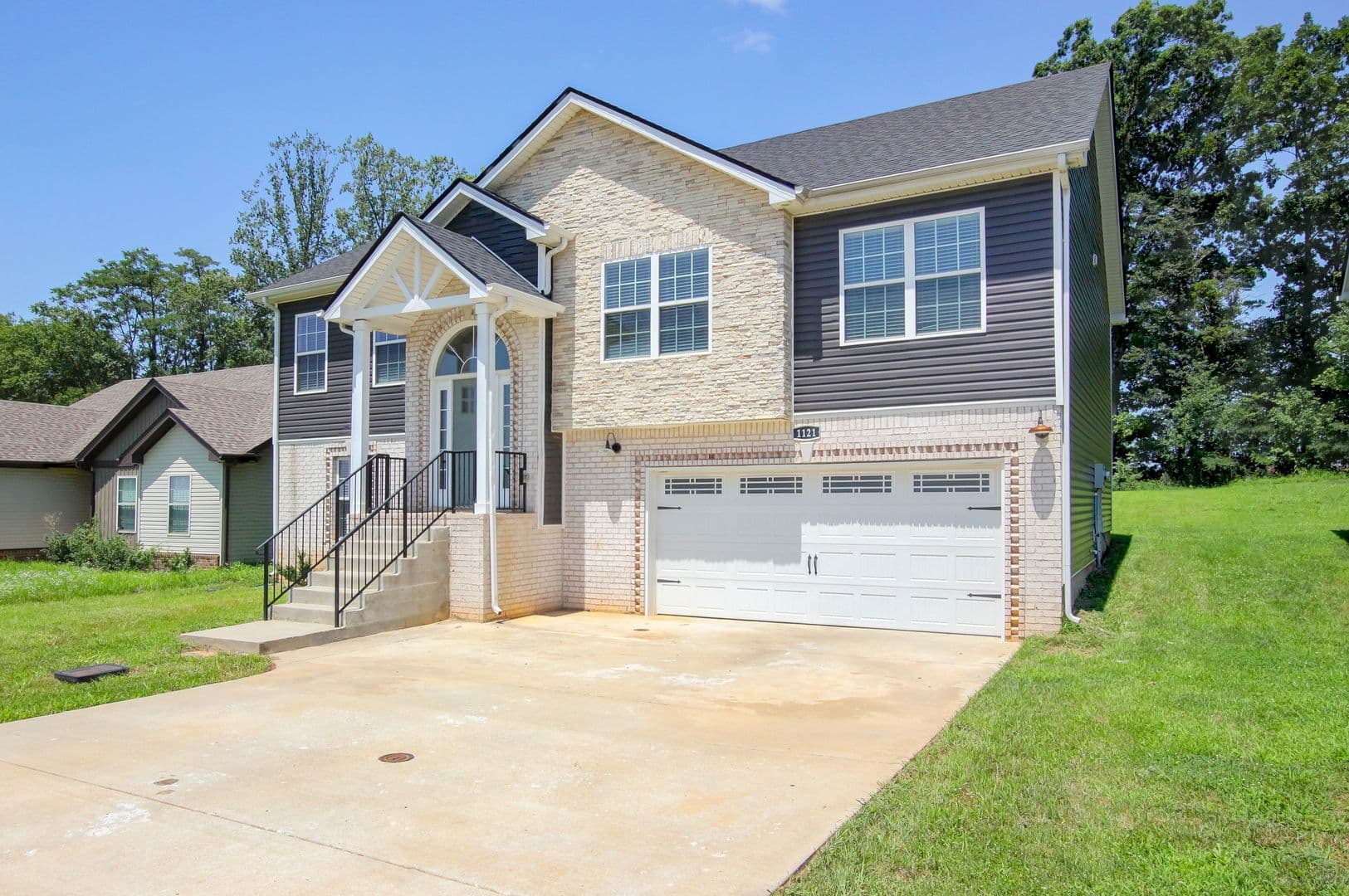 Clarksville House: 1121 Cardinal Creek Drive