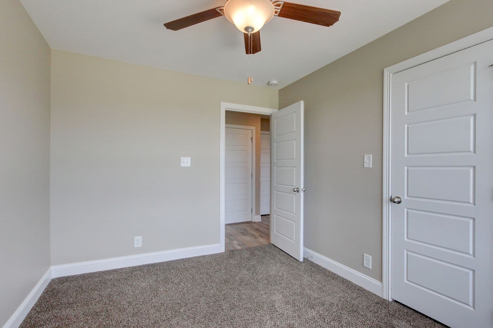 Clarksville House: 1121 Cardinal Creek Drive