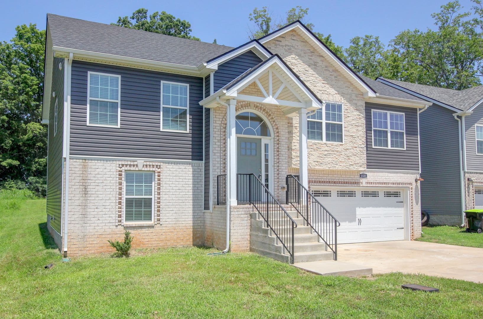 Clarksville House: 1121 Cardinal Creek Drive