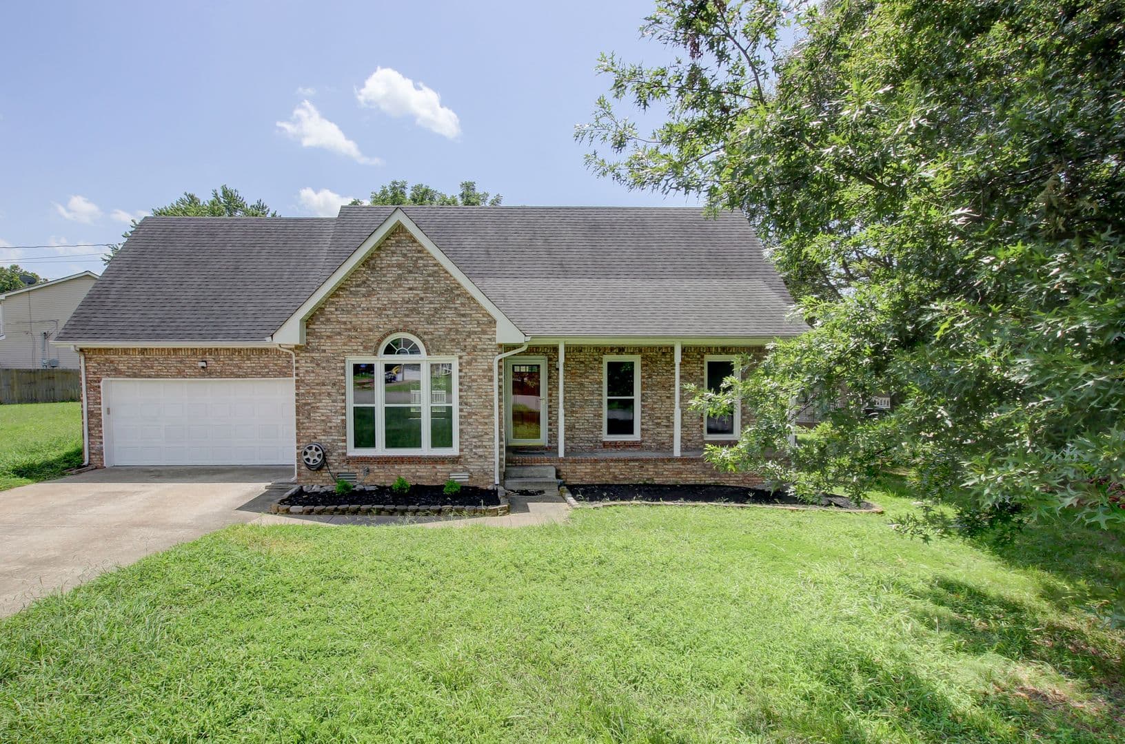 Clarksville House: 180 Kings Deer Drive