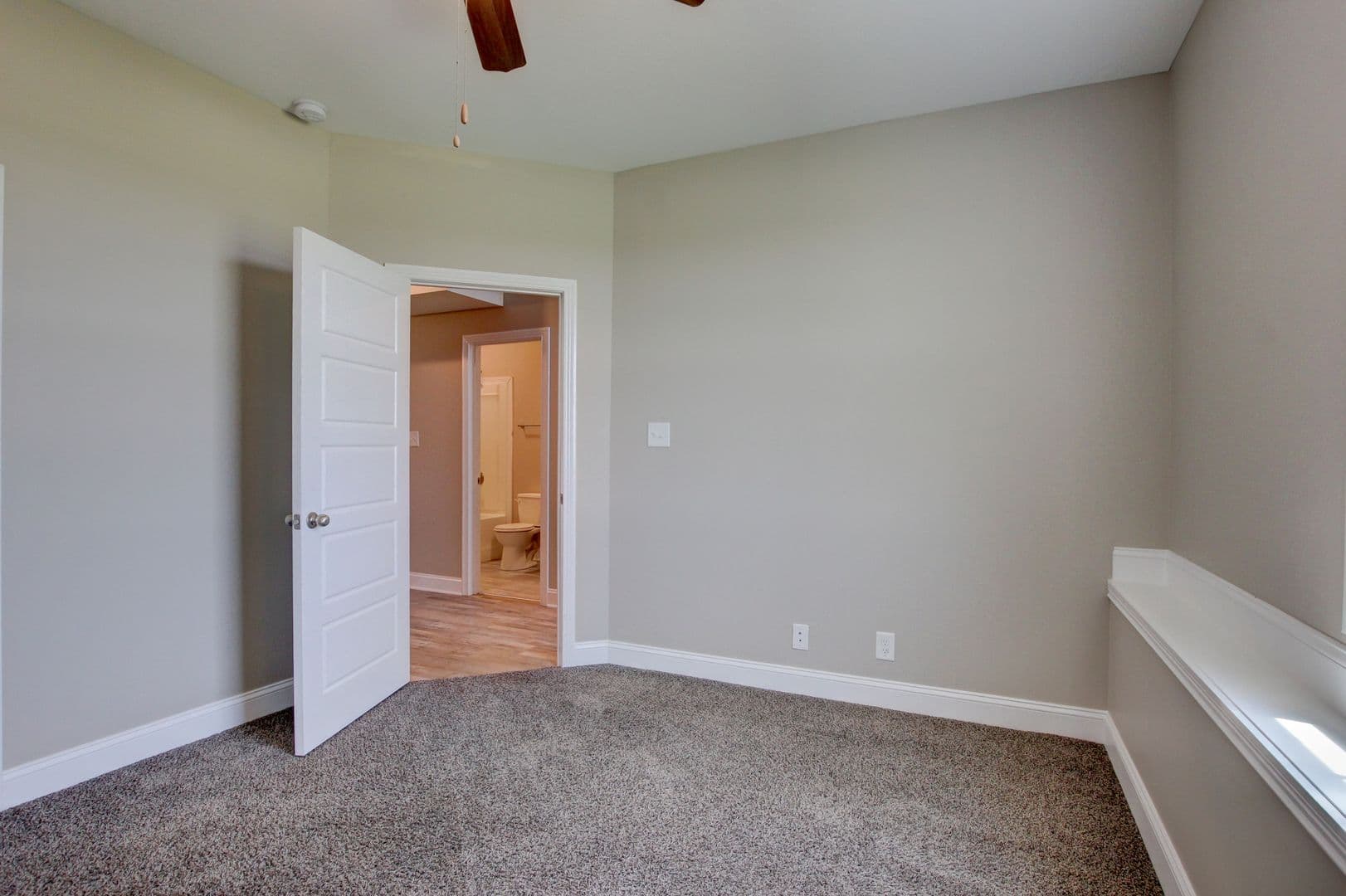 Clarksville House: 1121 Cardinal Creek Drive