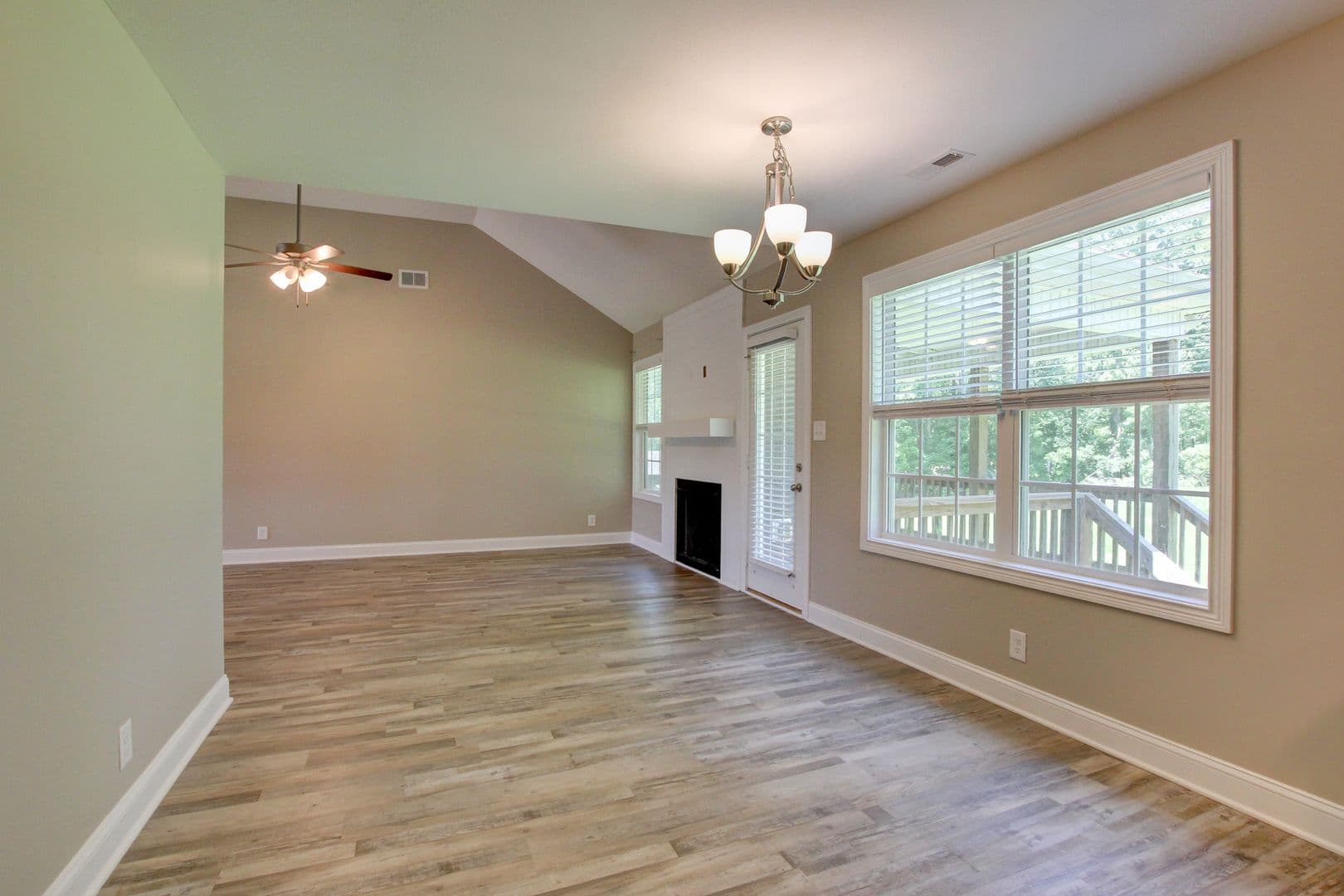 Clarksville House: 1121 Cardinal Creek Drive