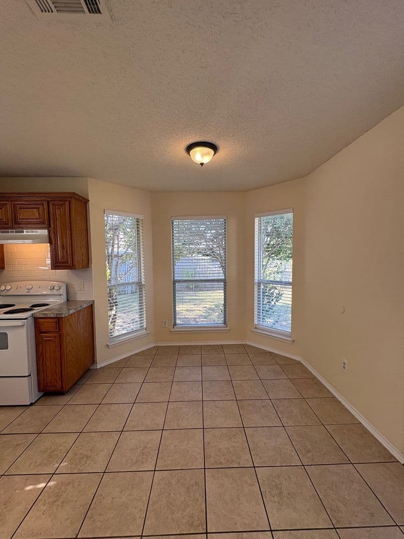 Arlington House: 8008 Mourning Dove Dr