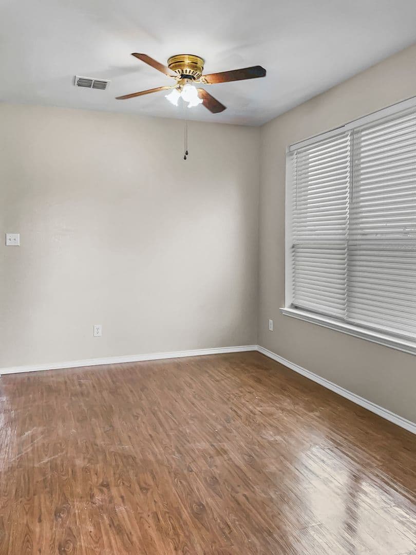 Forney House: 213 Long Prairie Dr