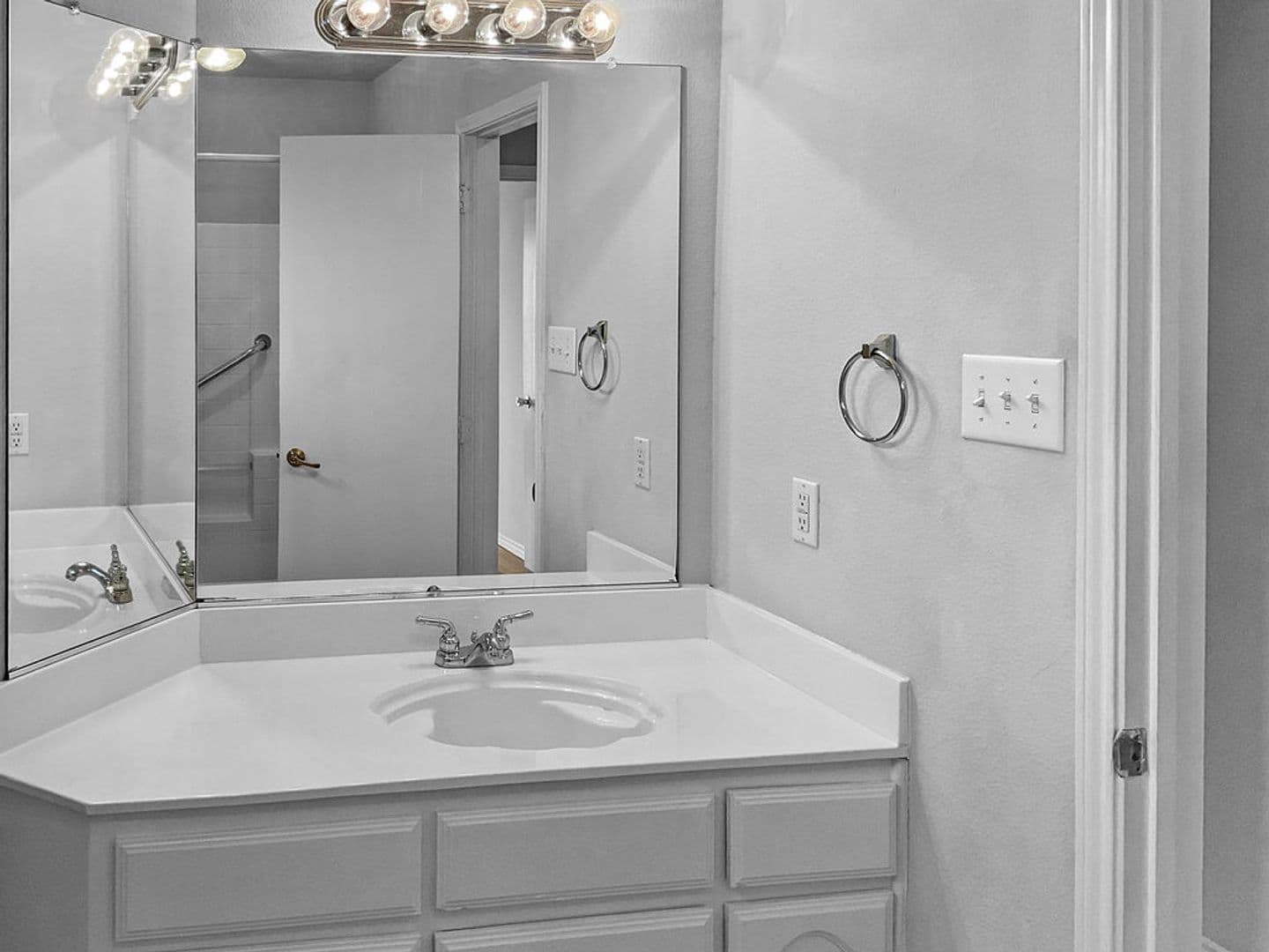 Fort Worth House: 6521 Regina Dr